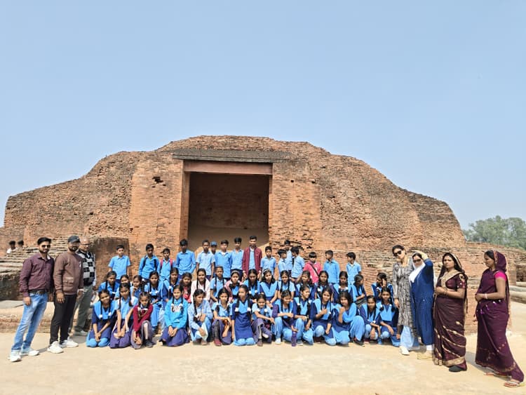 छात्र-छात्राओं ने किया विक्रमशिला व बटेश्वर स्थान का शैक्षणिक भ्रमण