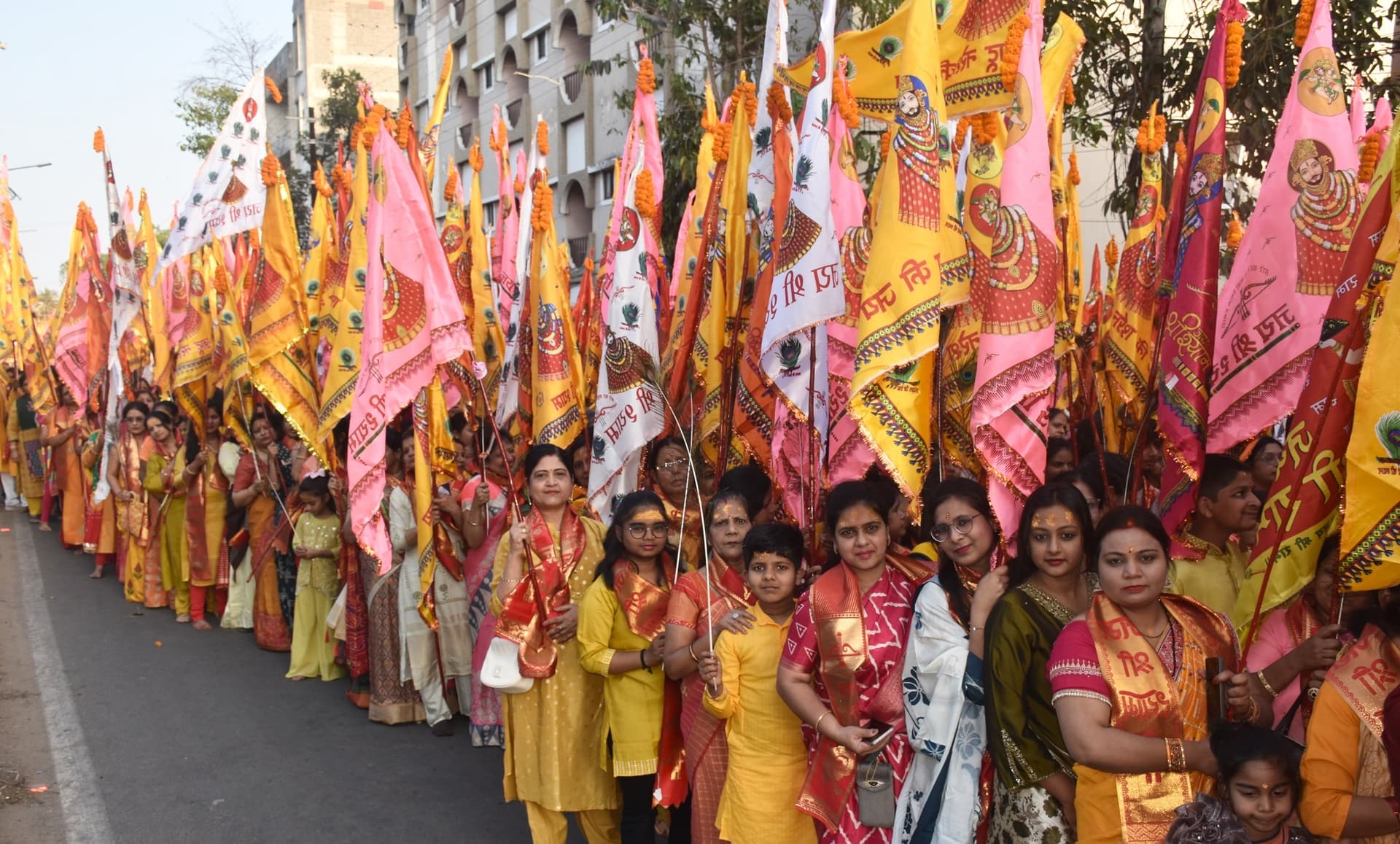 Bokaro News: हाथों में लेके निसान चला रे, मैं तो अपने बाबा के धाम चला रे …