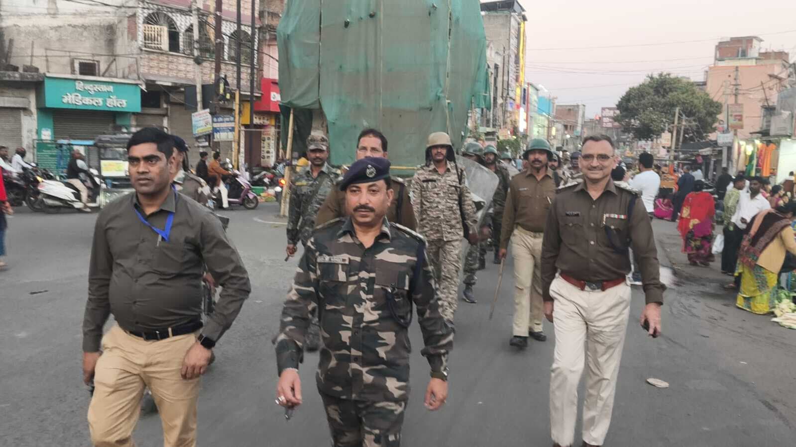 Giridih News :मतगणना से पहले शहर निकला फ्लैग मार्च