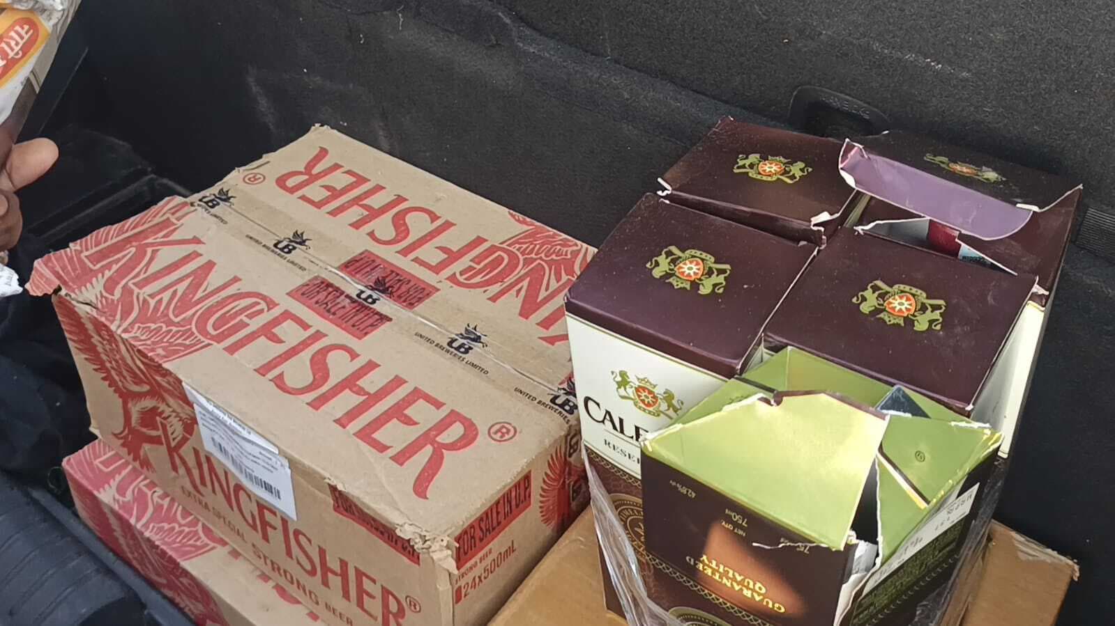 एनएच-19 पर लग्जरी कार से शराब की खेप बरामद, दो तस्कर गिरफ्तार