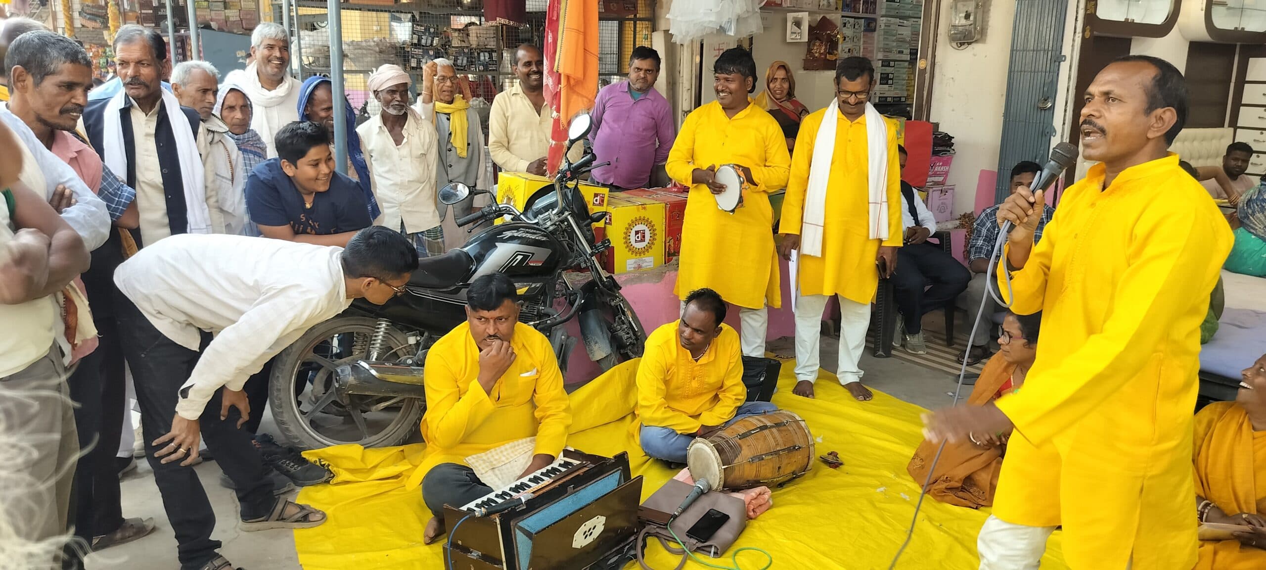 नुक्कड़ नाटक से बचत व बैंकिंग सेवाओं के प्रति किया जागरूक