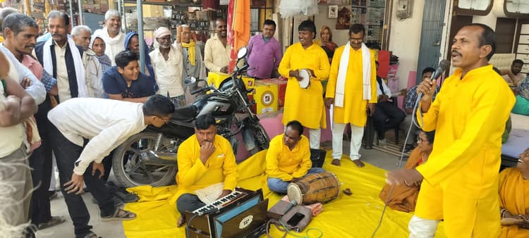 नुक्कड़ नाटक से बचत व बैंकिंग सेवाओं के प्रति किया जागरूक