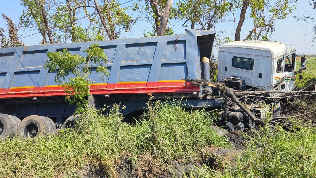 स्टेयरिंग फेल होने से बालू लदा हाइवा गड्ढे में गिरा