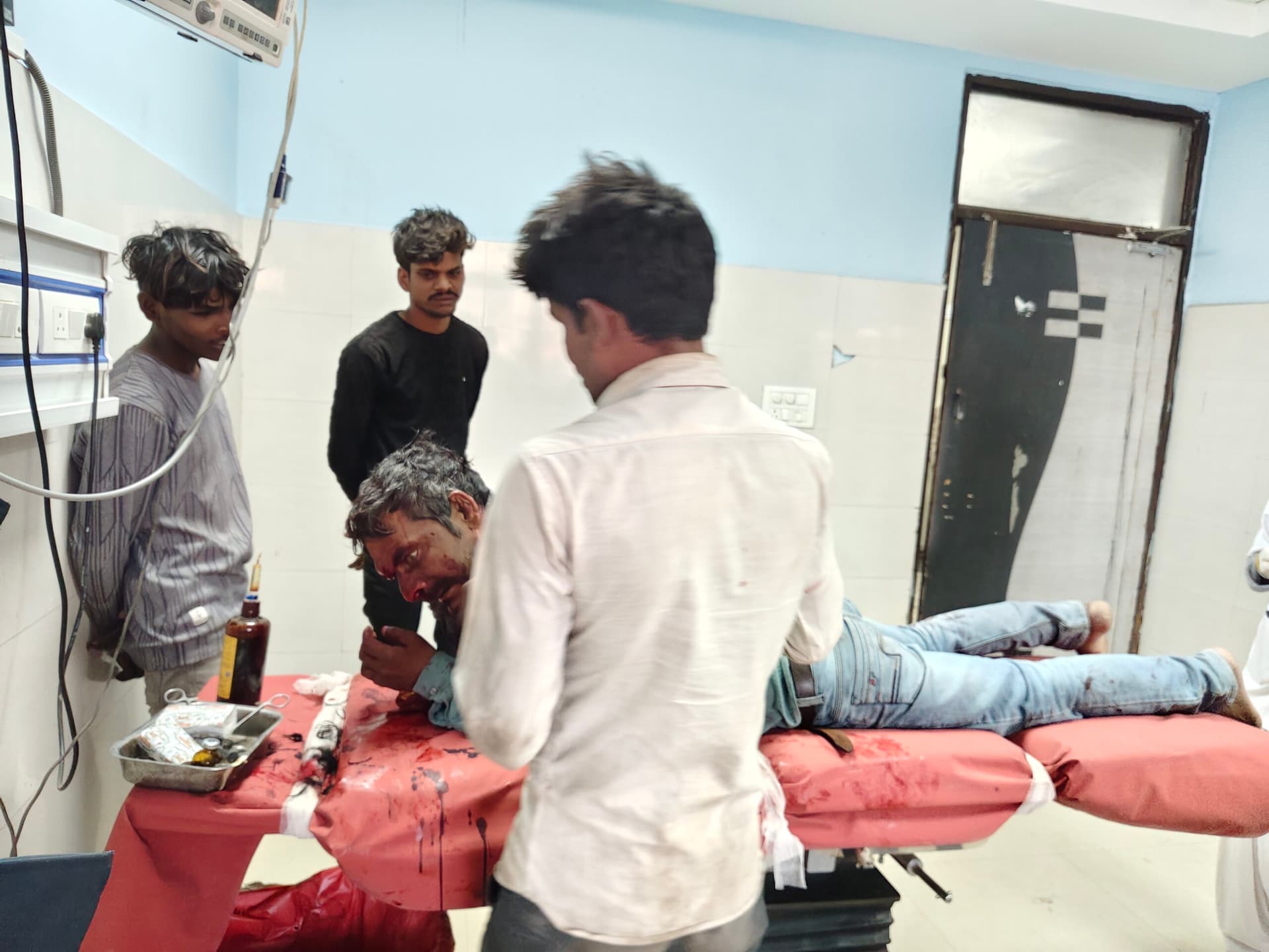 ट्रेन से गिरकर अज्ञात युवक घायल, रेफर
