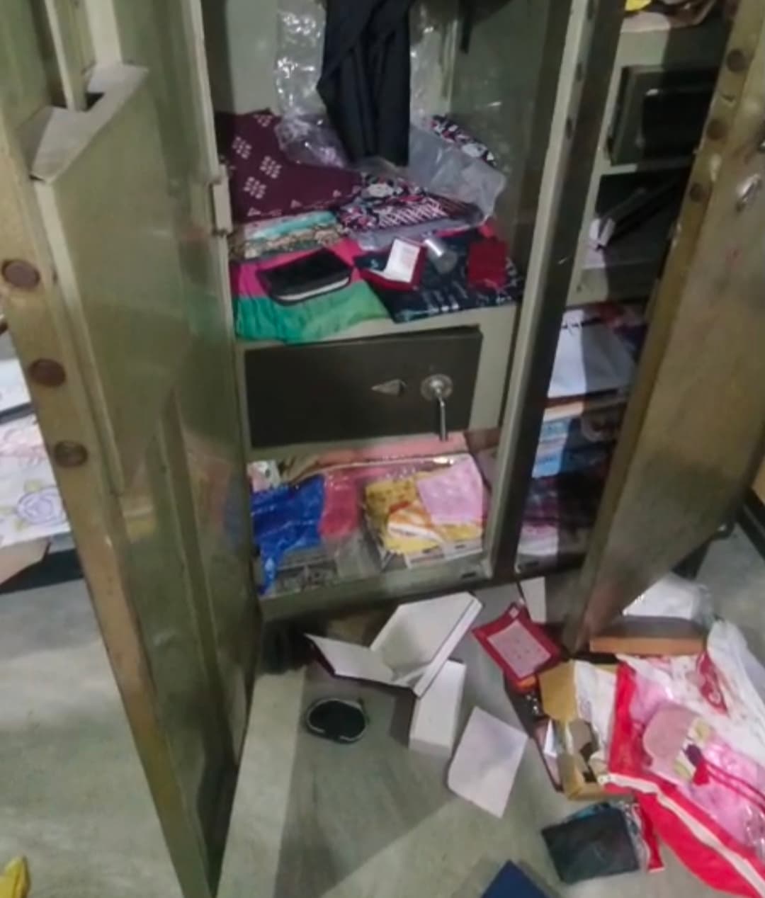 बंद घर का ताला तोड़ कर जेवर और नकदी समेत लाखों की चोरीनगर थाना क्षेत्र के मछुआ टोली में गुरुवार की रात हुई घटना प्राथमिकी दर्ज कर चोरों की धरपकड़ में जुटी पुलिस फोटो नंबर-11, चोरी के बाद घर में बिखरा सामान. आरा. नगर थाना क्षेत्र में लगातार दूसरे दिन भी चोरी की घटना हुई. चोरों द्वारा फिर एक बंद घर का ताला तोड़कर नकदी और जेवर सहित लाखों का सामना उड़ा लिया गया. चोरी की वारदात गुरुवार की रात मछुआ टोली वार्ड नंबर एक के निवासी मो. अशरफ के घर हुई. घटना के समय वे अपनी बेटी के घर गये थे. इस मामले में गृहस्वामी मो. अशरफ के बयान पर नगर थाने में प्राथमिकी दर्ज करायी गयी है. उसमें कहा गया है कि फिलहाल वे अपनी बेटी के घर भभुआ थे. गुरुवार की रात करीब सवा 12 बजे उनके भाई द्वारा सूचना दी गयी की उनके घर का ताला टूटा हुआ है. शुक्रवार की सुबह वे अपने घर पहुंचे, तो देखा कि घर का दरवाजा टूटा है. अलमारी भी टूटी थी और 10 ग्राम का सोने का एक हार, 16 ग्राम की एक चेन, छह ग्राम की अंगूठी एवं 50 हजार रुपये की चोरी कर ली गयी. बहरहाल पुलिस मामले की छानबीन और चोरों की पहचान कर धरपकड़ में जुटी है. बता दें कि एक रोज पहले भी मिल्की मुहल्ले में दो घरों में चोरी हुई थी. एक घर से तो करीब 25 से 30 लाख के जेवर और ढाई लाख रुपये की चोरी कर ली गयी थी.