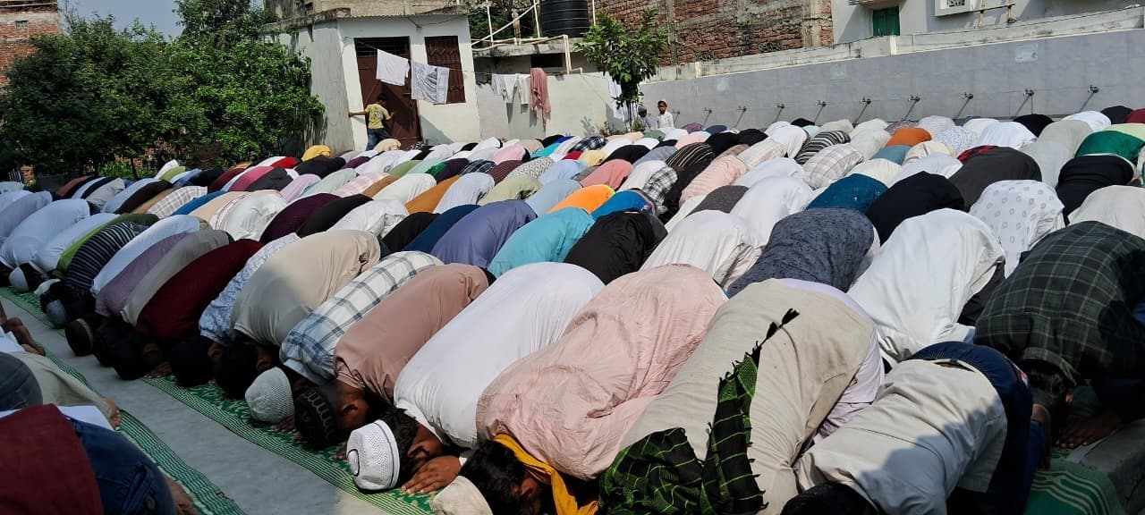 गुनाहों की मगफिरत व अल्लाह की रजा के लिए रोजेदारों ने मस्जिदों में अदा की नमाज