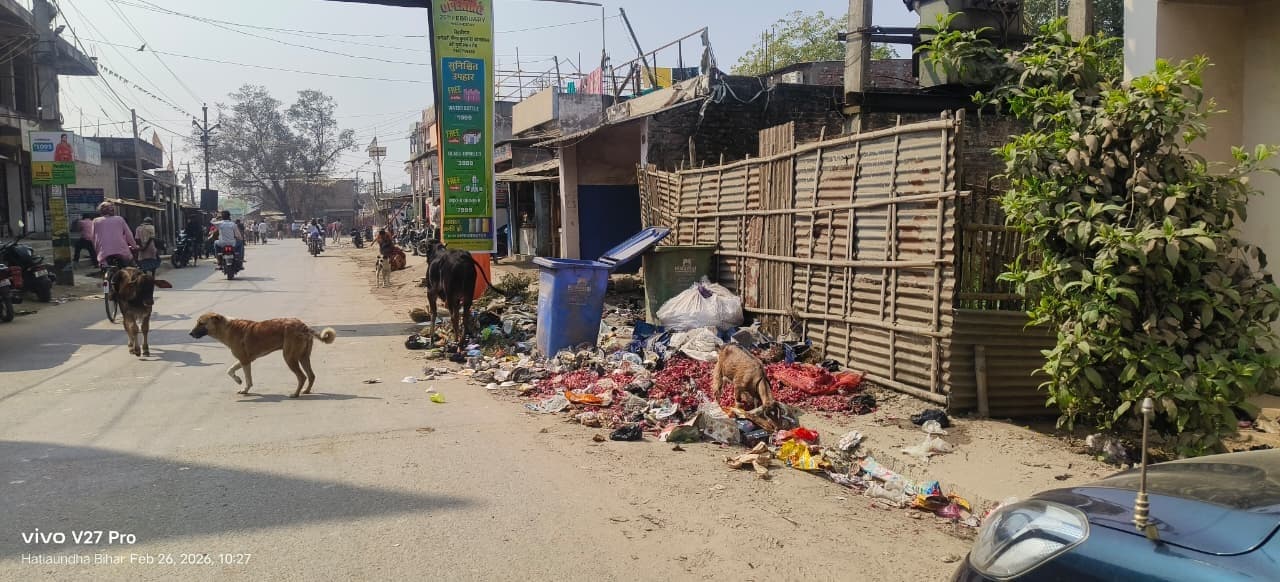 सफाई कर्मियों की हड़ताल से सड़कों पर लगा गंदगी का अंबार