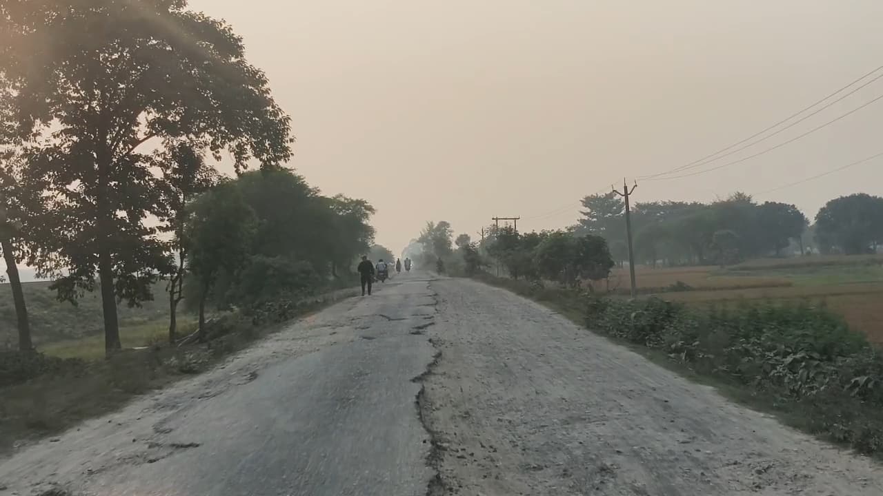 जर्जर सड़क पर हादसे की बनी है संभावना