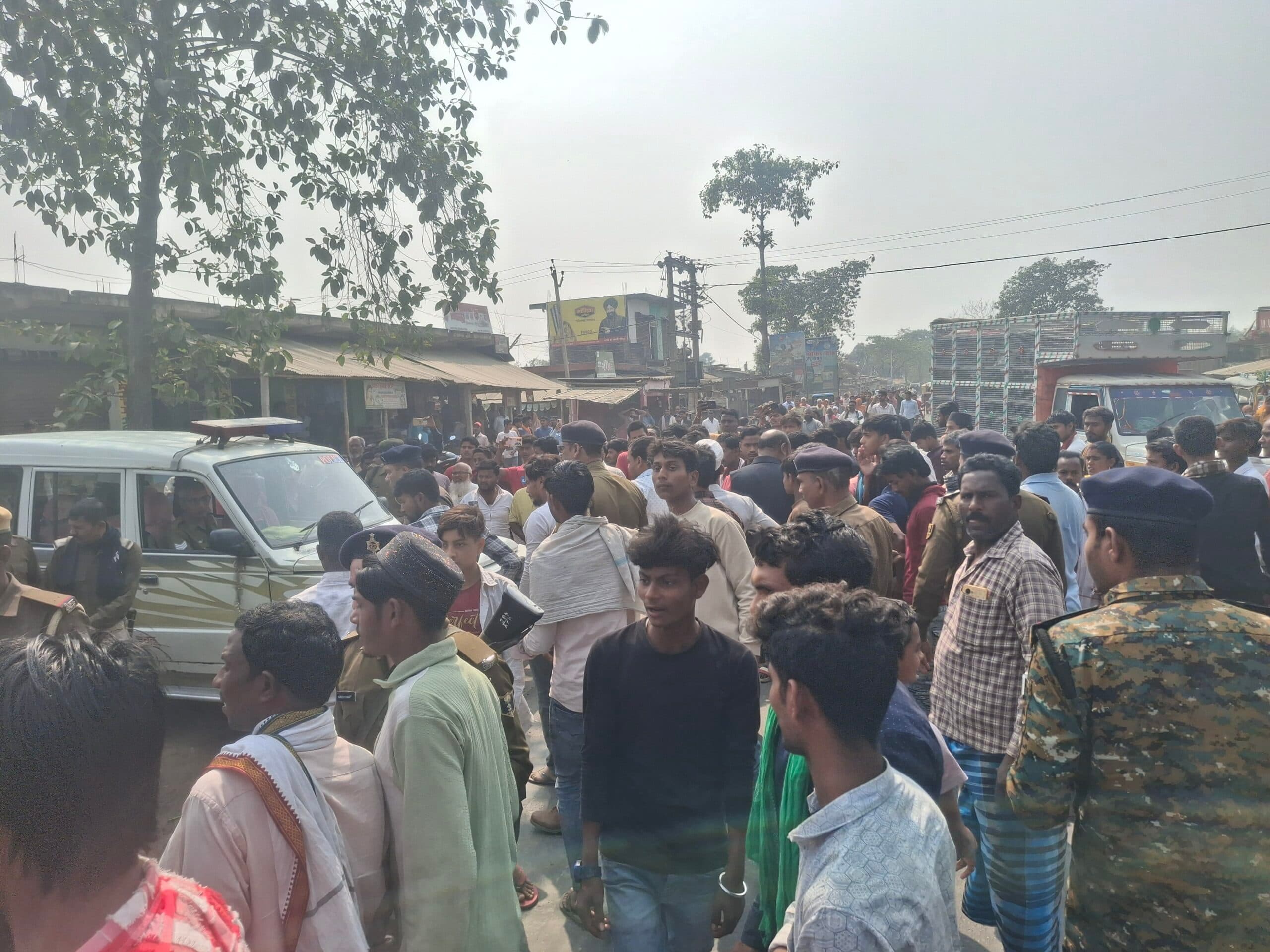 वाहन की ठोकर से युवक गंभीर, परिजनों ने चालक को बनाया बंधक