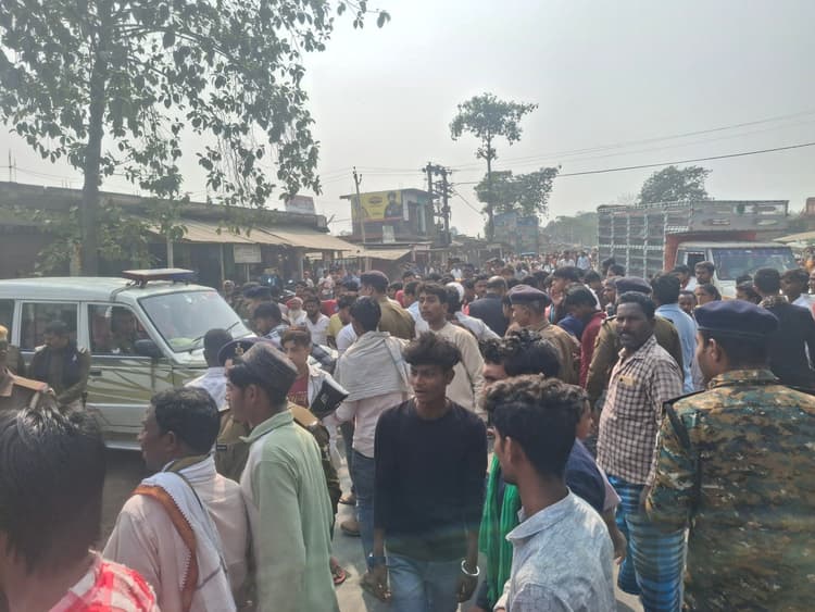 वाहन की ठोकर से युवक गंभीर, परिजनों ने चालक को बनाया बंधक