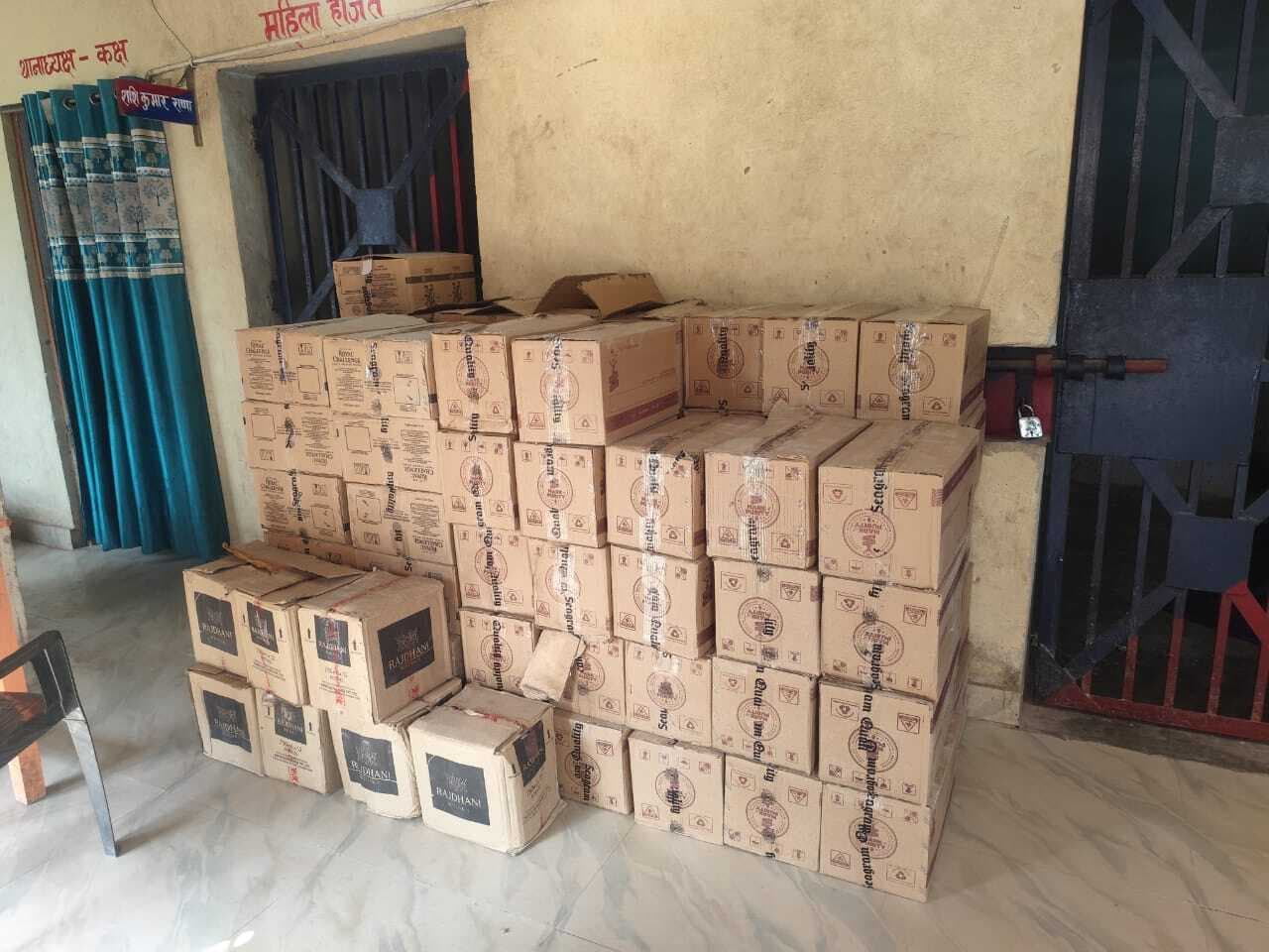 पदमपुर राइस मिल गोदाम से भारी मात्रा में अंग्रेजी शराब बरामद