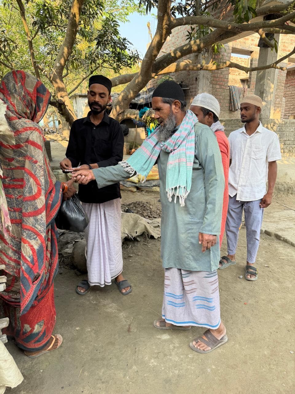 रमजान में जरूरतमंदों के बीच सामग्री का वितरण