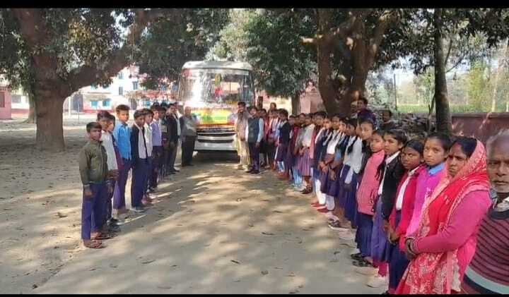 झुनावती आदिवासी मध्य विद्यालय के छात्र-छात्राओं नेमंदार हिल का किया भ्रमण