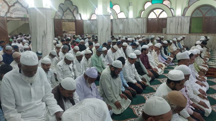 दूसरे जुम्मे पर मस्जिदों में उमड़ी अकीदतमंदों की भीड़, अमन-चैन की मांगी दुआ