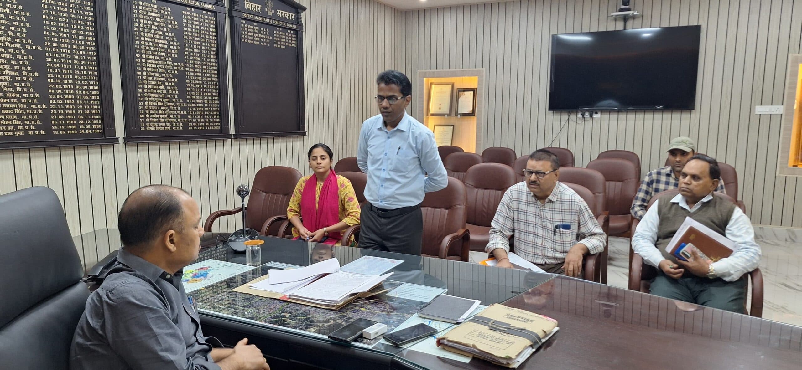 आयुष्मान भारत प्रधानमंत्री जन आरोग्य योजना को लेकर डीएम ने की समीक्षा बैठक