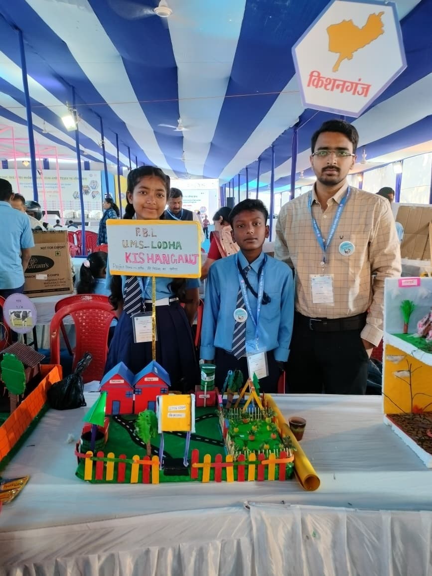 राज्य स्तरीय मेला में ठाकुरगंज उमवि लोधा के बच्चों ने किया प्रोजेक्ट्स प्रदर्शित
