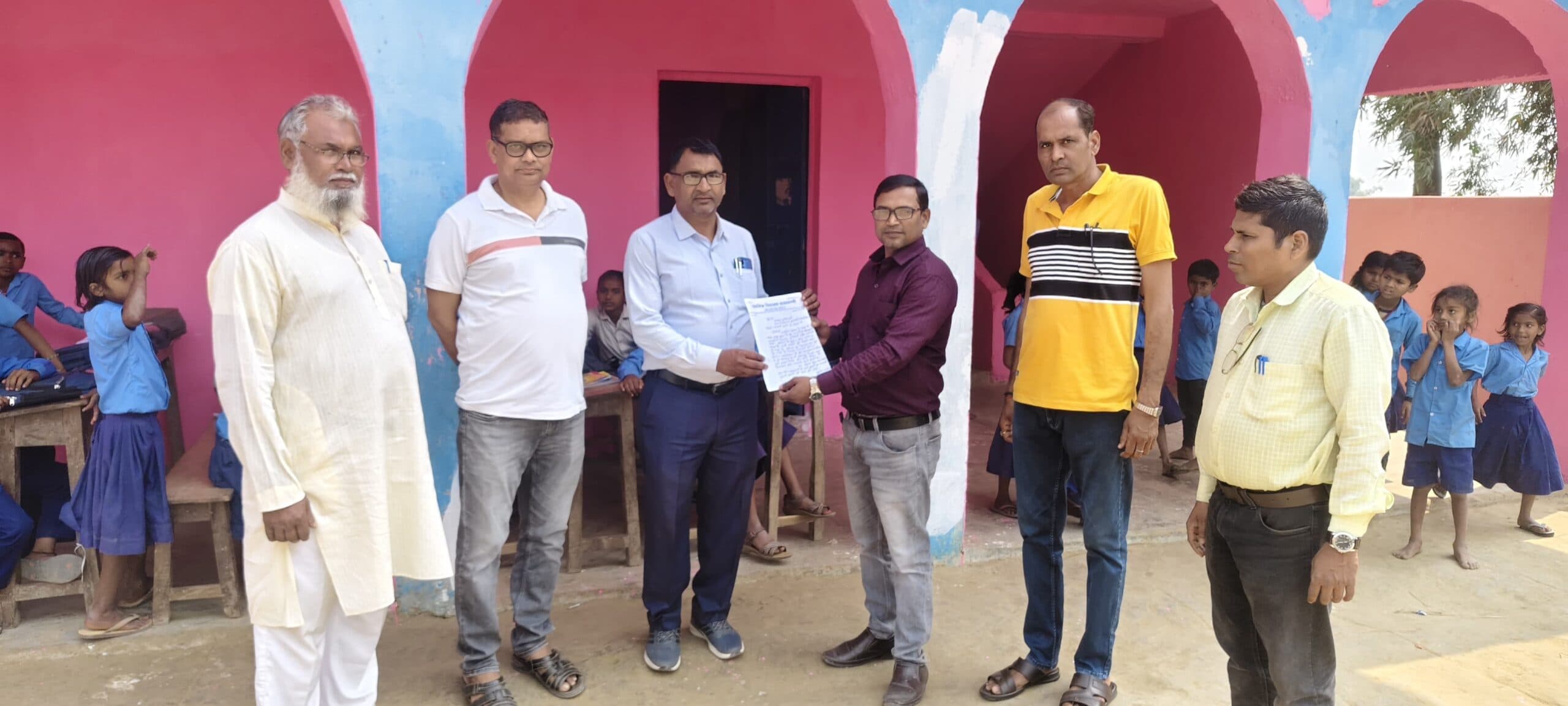 प्रधान शिक्षक ने मुखिया से विद्यालय जर्जर भवन मरम्मत कराने की मांग की