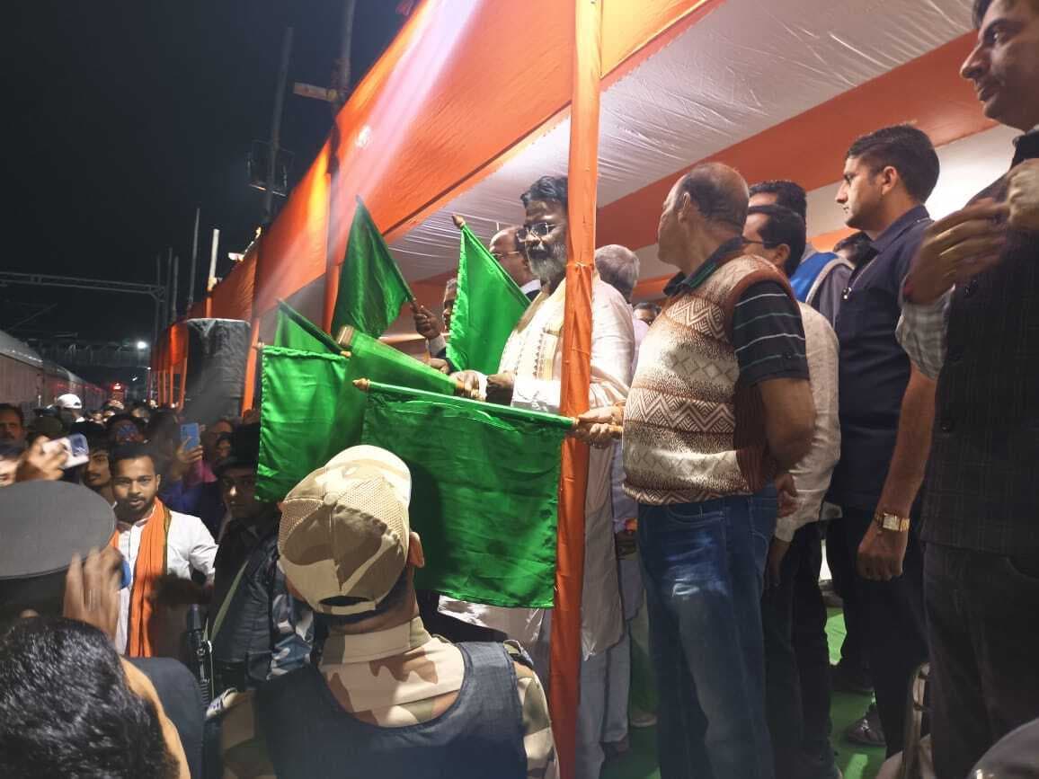 फरक्का एक्सप्रेस व तेभागा एक्सप्रेस ट्रेन को दिखाई हरी झंडी