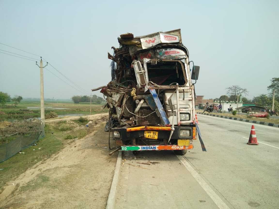 दो ट्रक की  टक्कर में एक चालक की मौत, दूसरा गंभीर