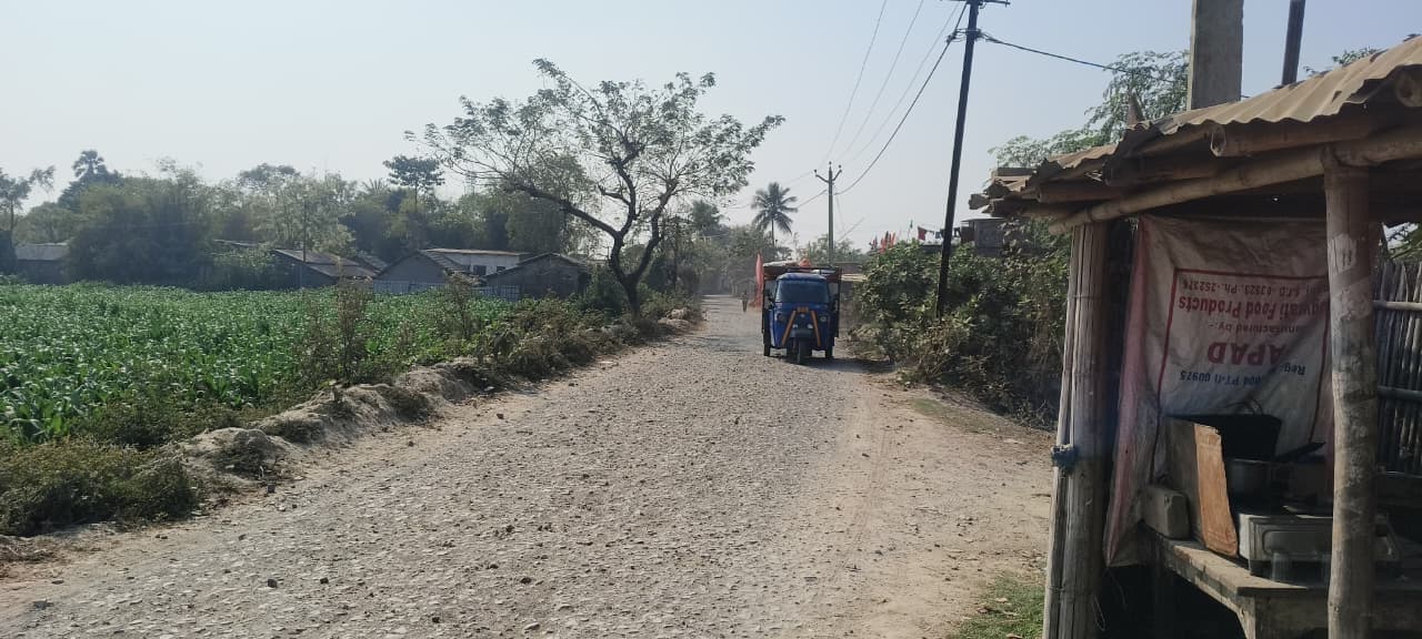 रौतारा गुमटी से मदनचौक तक जाने वाली प्रधानमंत्री सड़क जर्जर