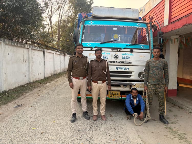 Bhagalpur news 74 लाख की शराब जब्त, ट्रक चालक गिरफ्तार
