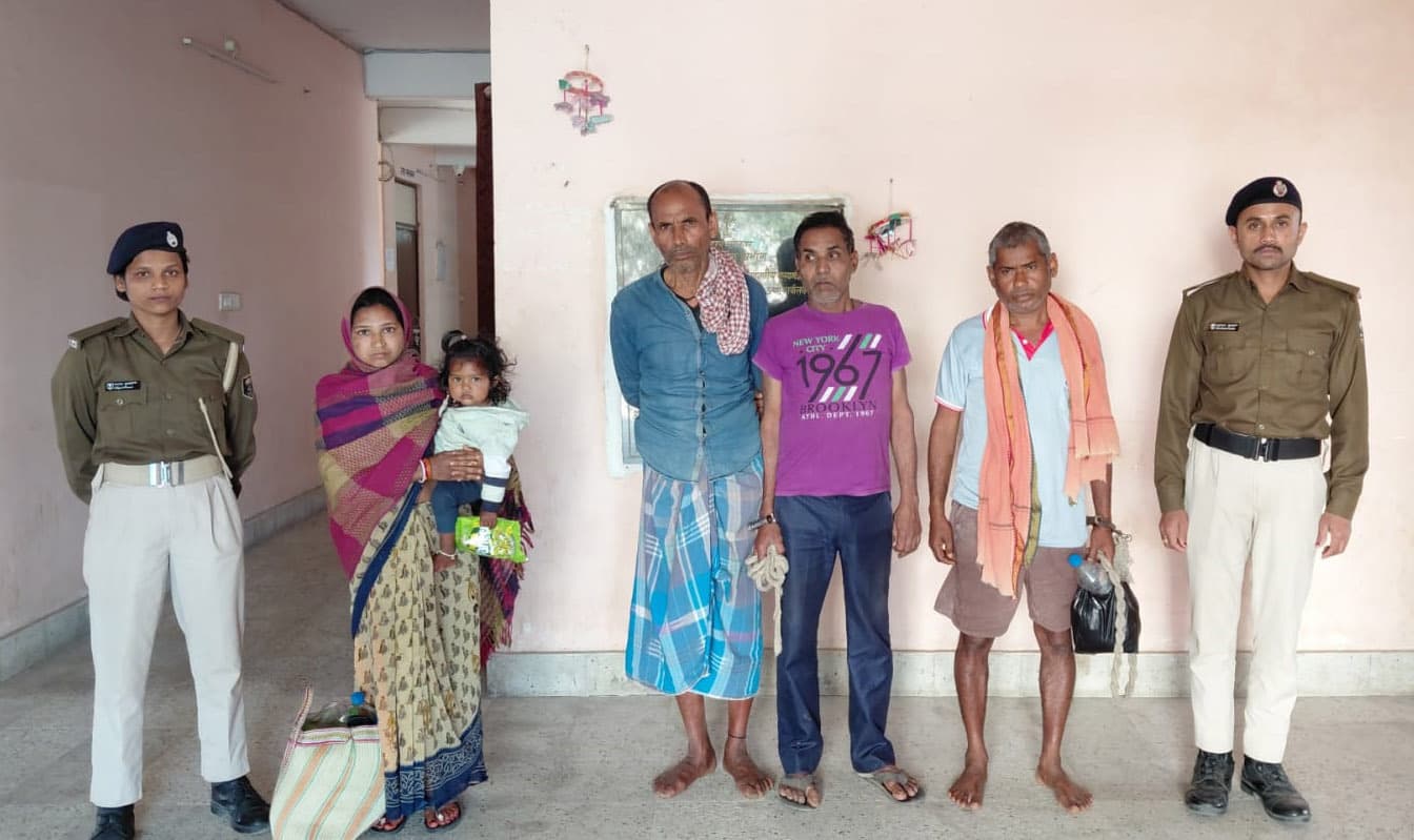 देसी शराब के साथ एक महिला सहित चार शराब तस्कर गिरफ्तार