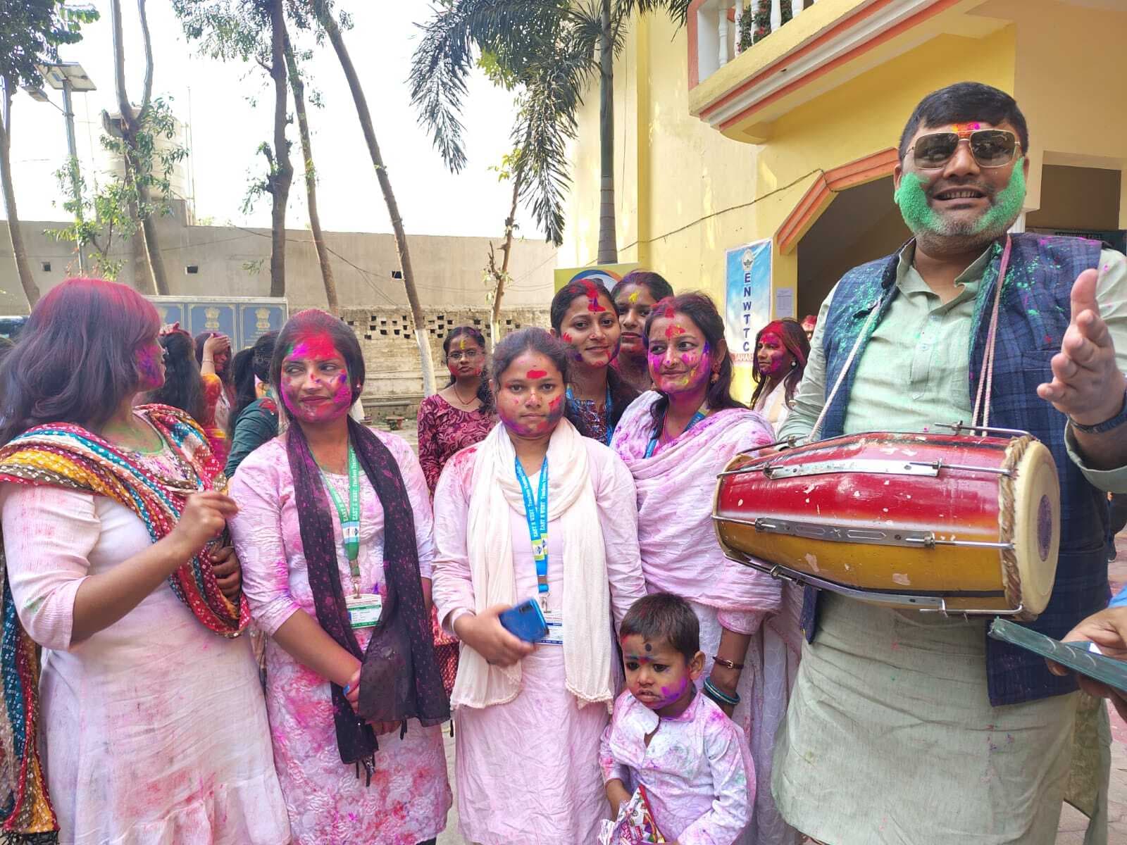 जीवन के चार रंगों का संगम है होलीः डॉ रजनीश