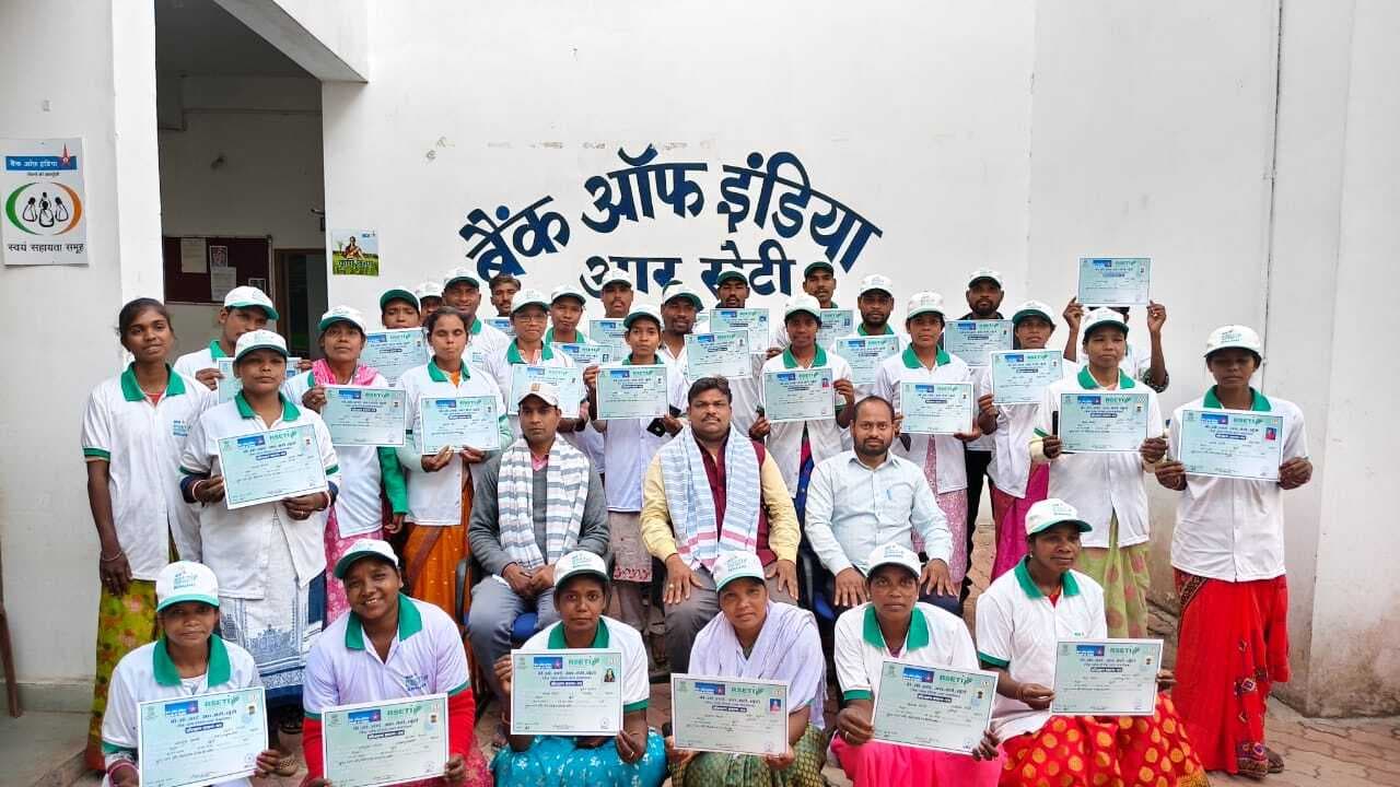 पॉली हाउस व शेड नेट फार्मिंग की जानकारी दी