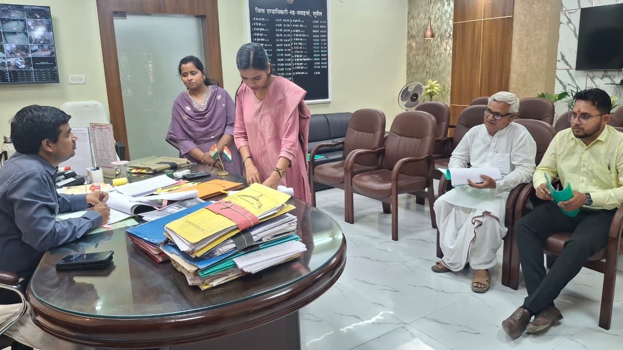 आवेदनों की जांच पारदर्शी व संवेदनशील होनी चाहिए: डीएम