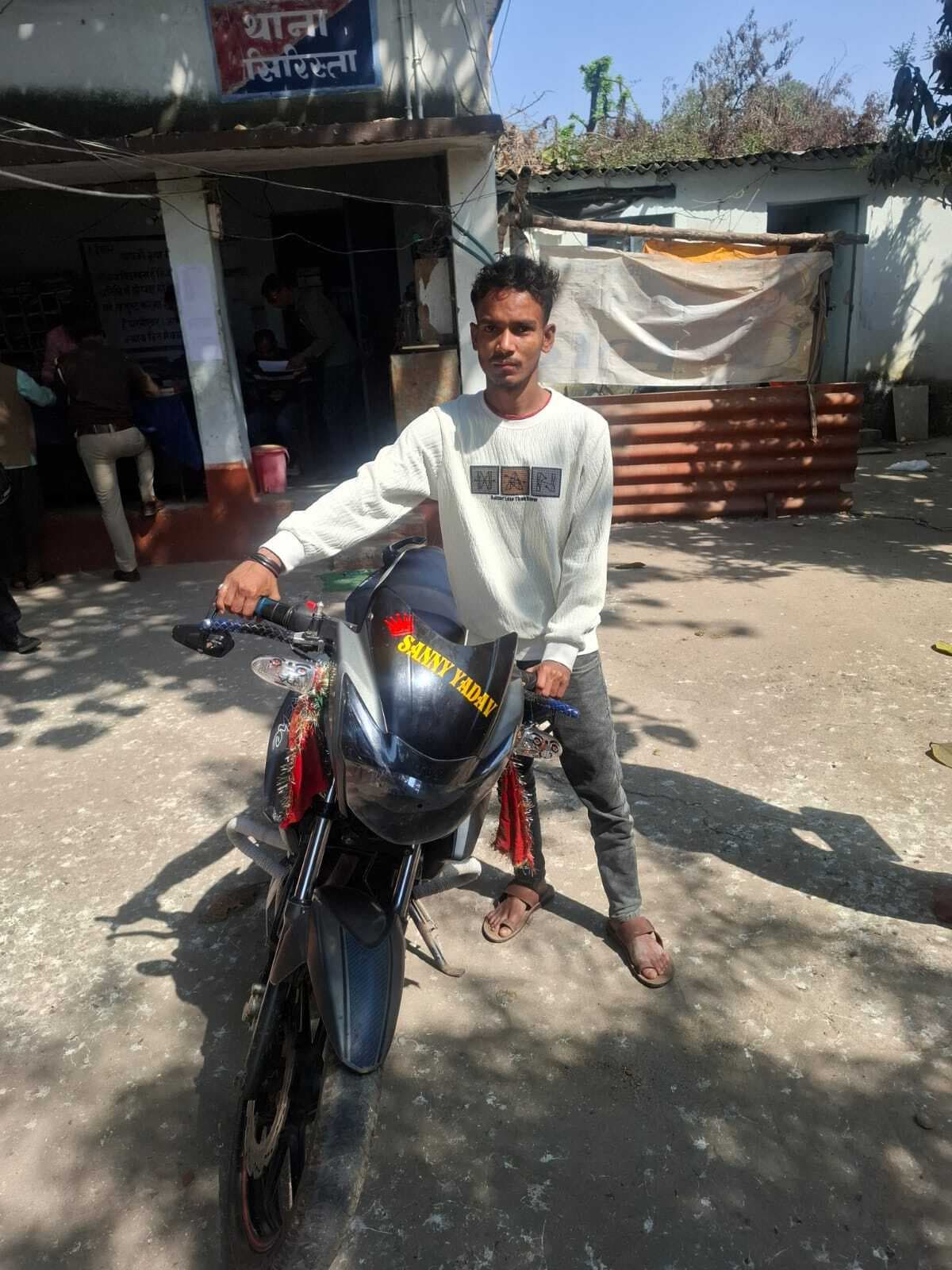 चोरी की बाइक के साथ युवक गिरफ्तार