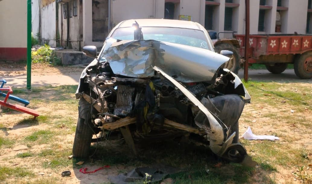 हाइवा की टक्कर से कार क्षतिग्रस्त, बाल-बाल बचे एसआई व उनकी पत्नी