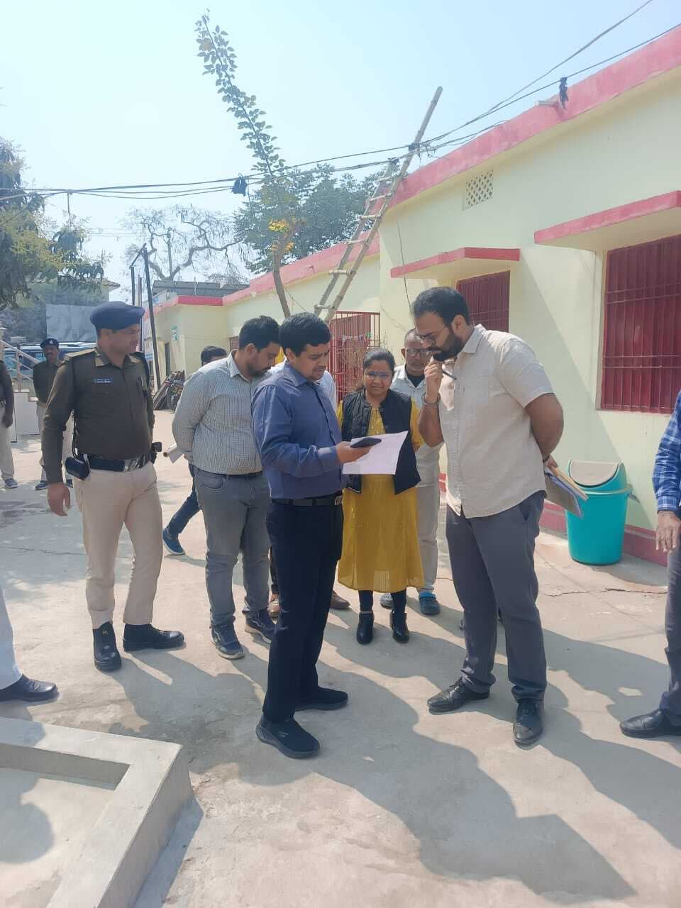 मरौना प्रखंड सह अंचल कार्यालय का डीएम ने किया निरीक्षण