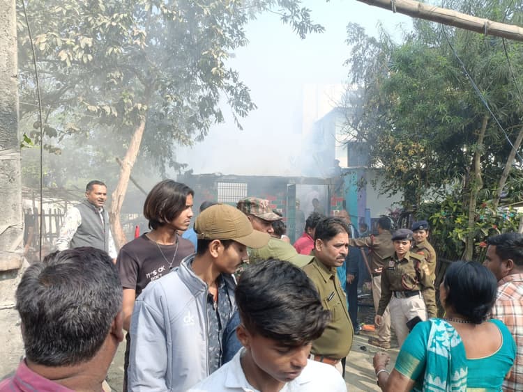 विद्यापुरी मुहल्ले में लगी आग, एक परिवार का घर जला
