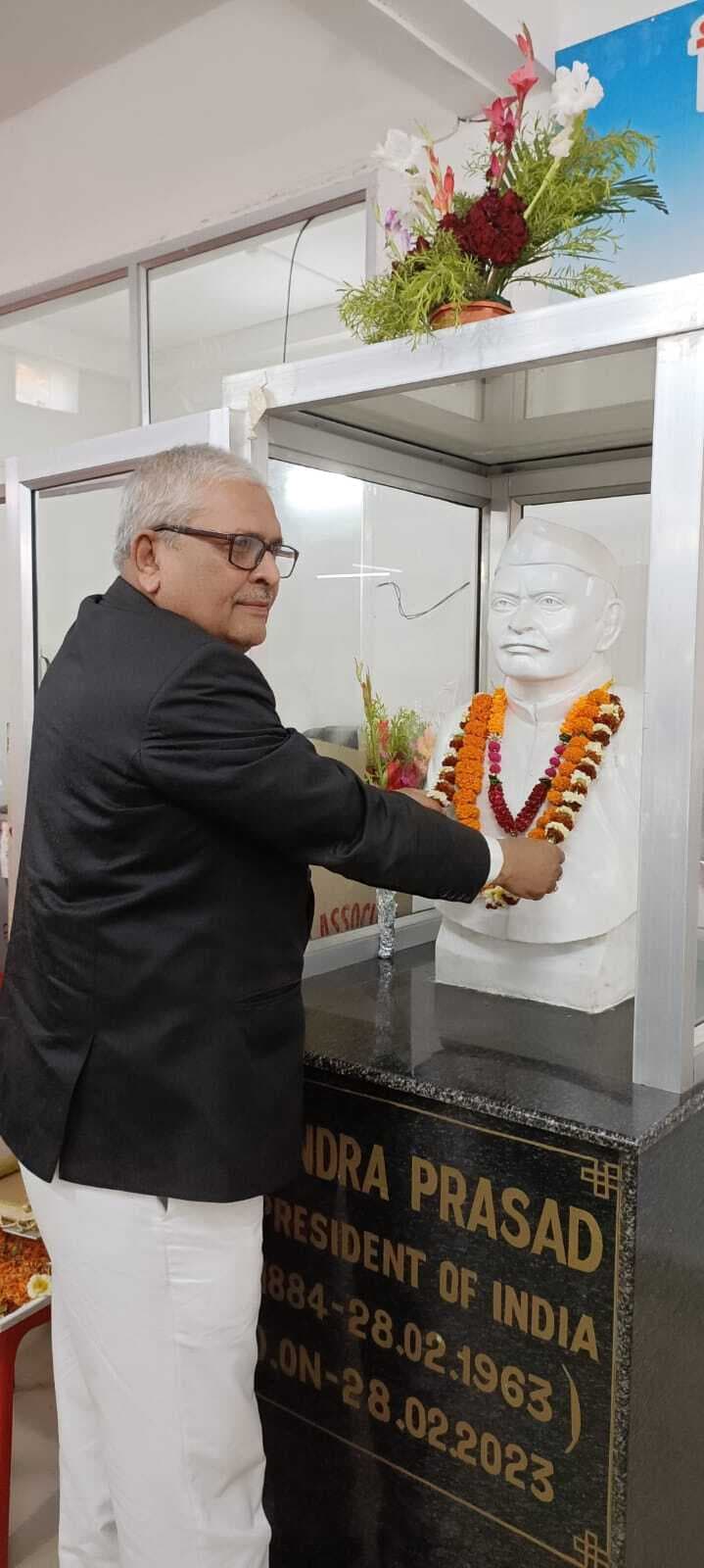 अधिवक्ता संघ ने डॉ राजेंद्र प्रसाद की पुण्यतिथि मनाया