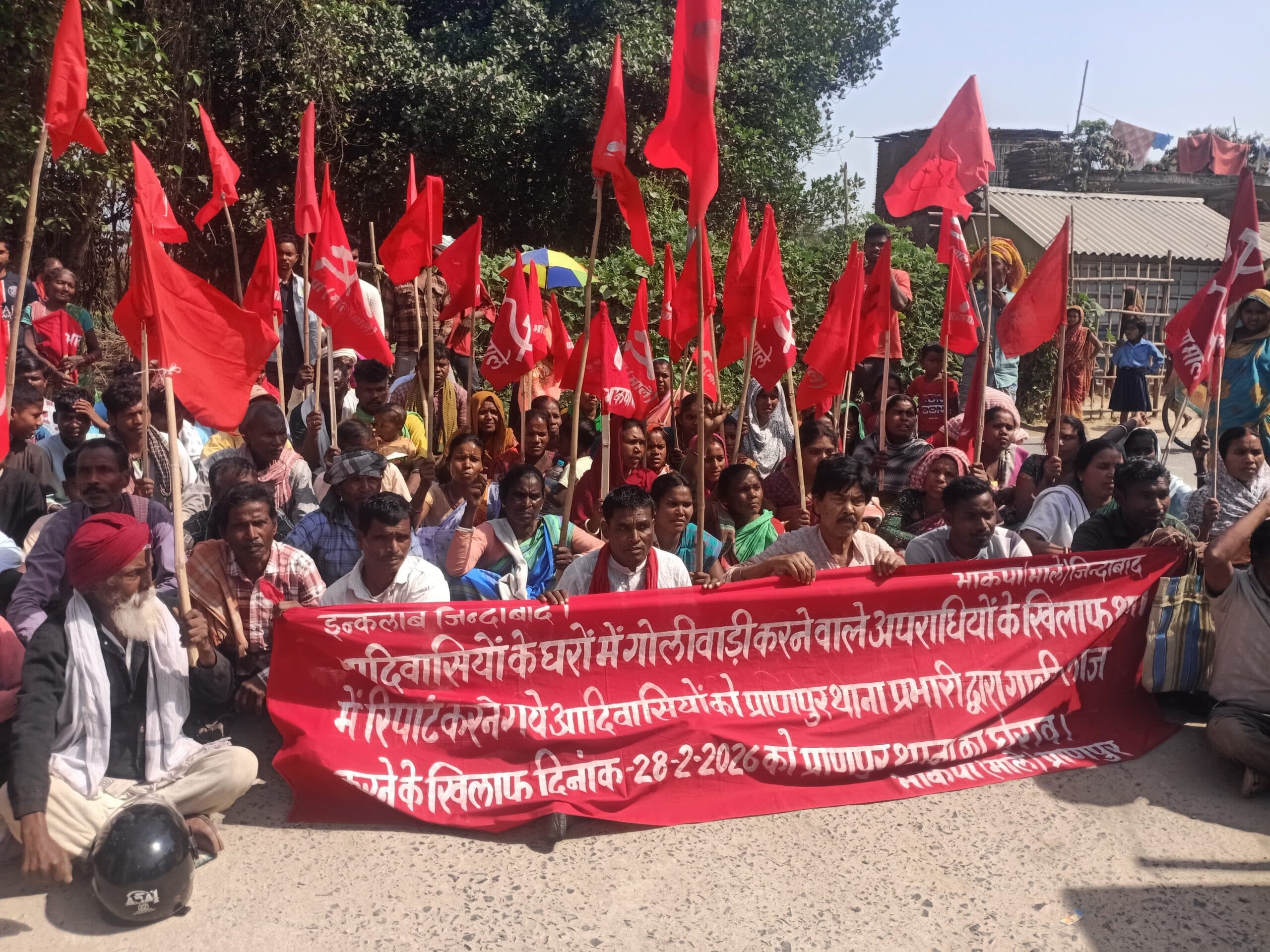 जमीन विवाद में मारपीट, हवाई फाइरिंग करने मामले में पुलिस ने नहीं की कार्रवाई, थाना गेट पर दिया धरना