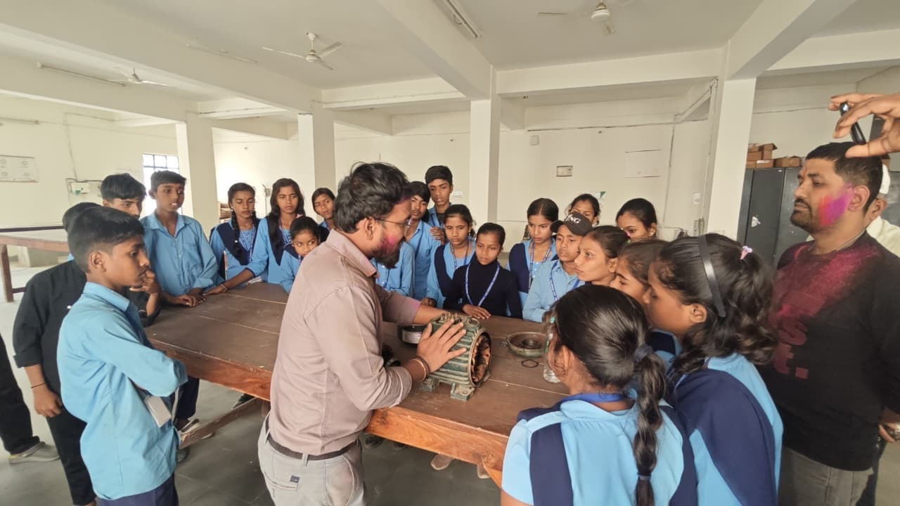 छात्रों को तकनीकी शिक्षा के महत्व से कराया अवगत