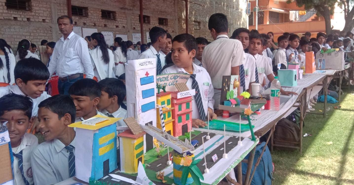 विज्ञान प्रदर्शनी में बच्चों ने दिखायी वैज्ञानिक प्रतिभा