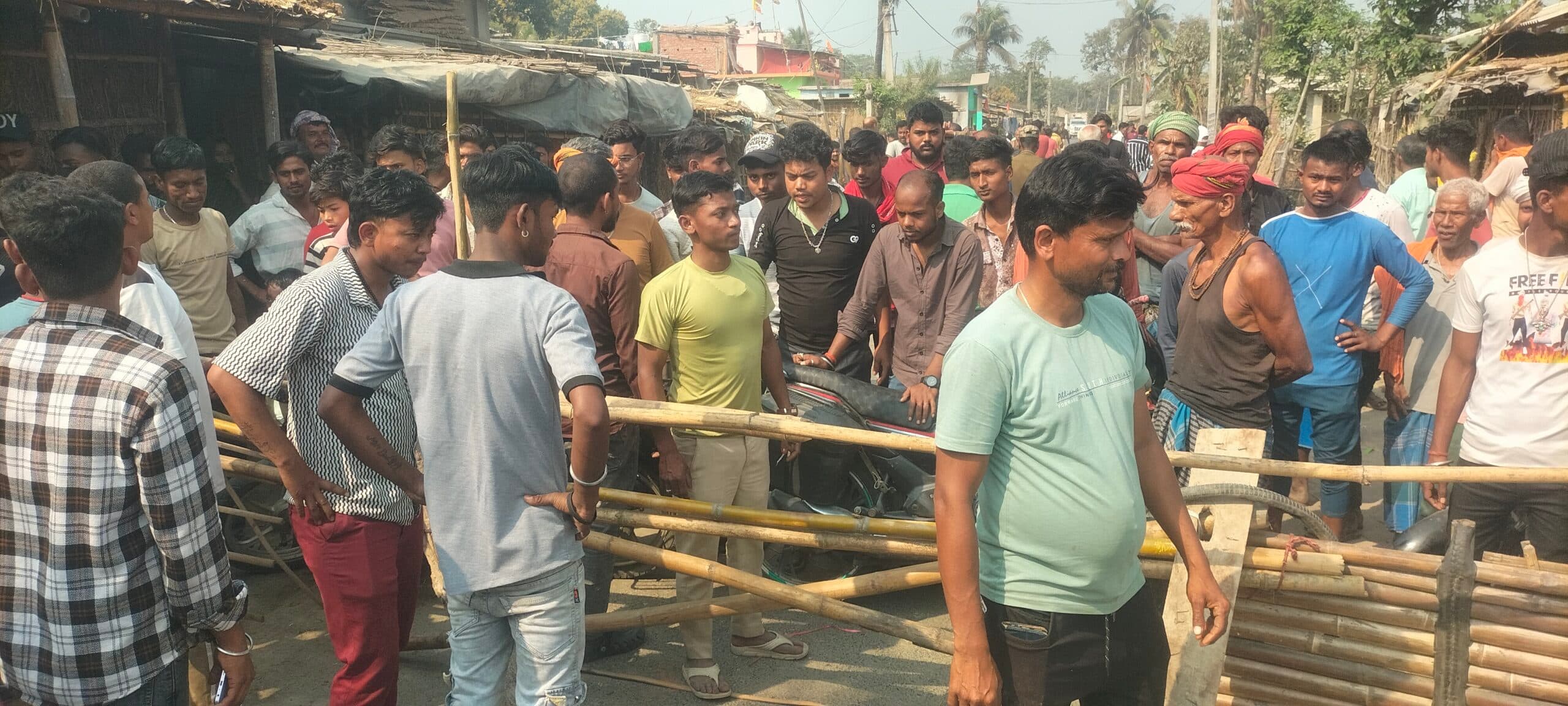 चौकीदार व सहयोगियों पर मारपीट का आरोप लगाकर लोगों ने किया रोड जाम