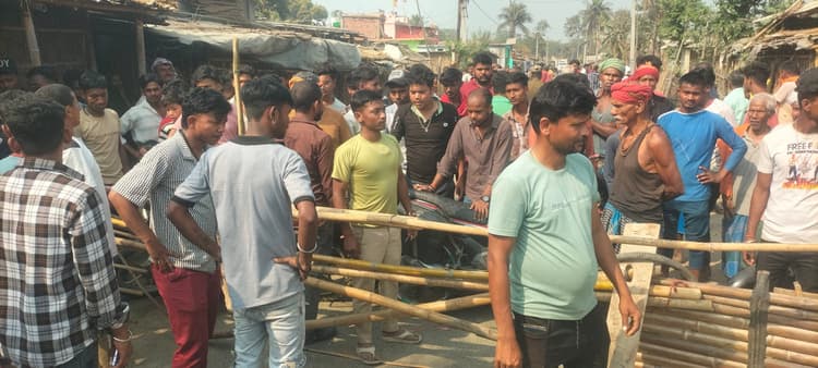 चौकीदार व सहयोगियों पर मारपीट का आरोप लगाकर लोगों ने किया रोड जाम