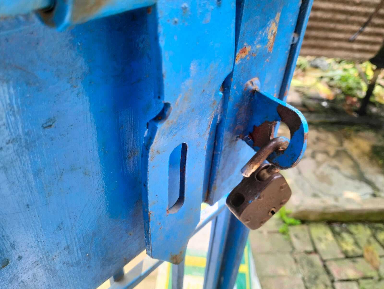 घर से 15 हजार की कीमती साड़ी चोरी