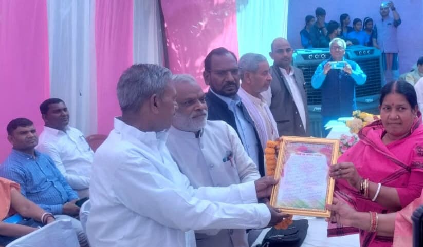 सेवानिवृत्ति पर प्रधान शिक्षक को दी विदाई