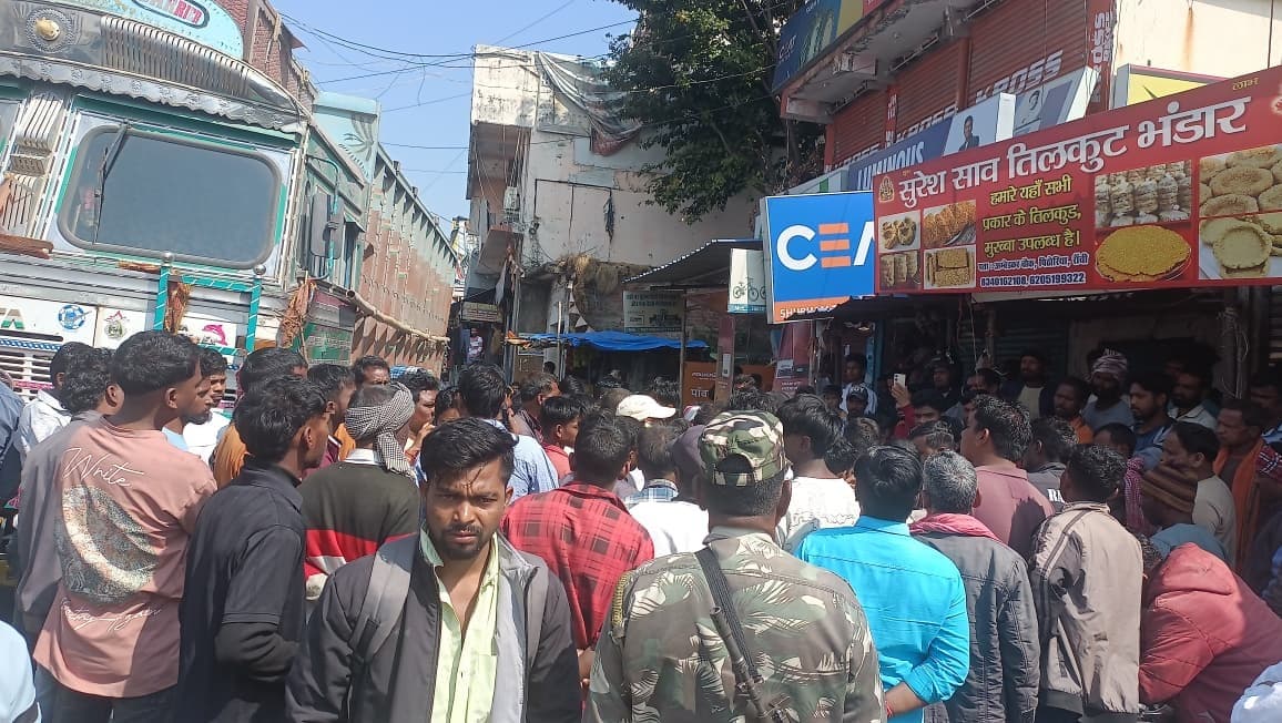 सड़क दुर्घटना में महिला की मौत, सड़क जाम