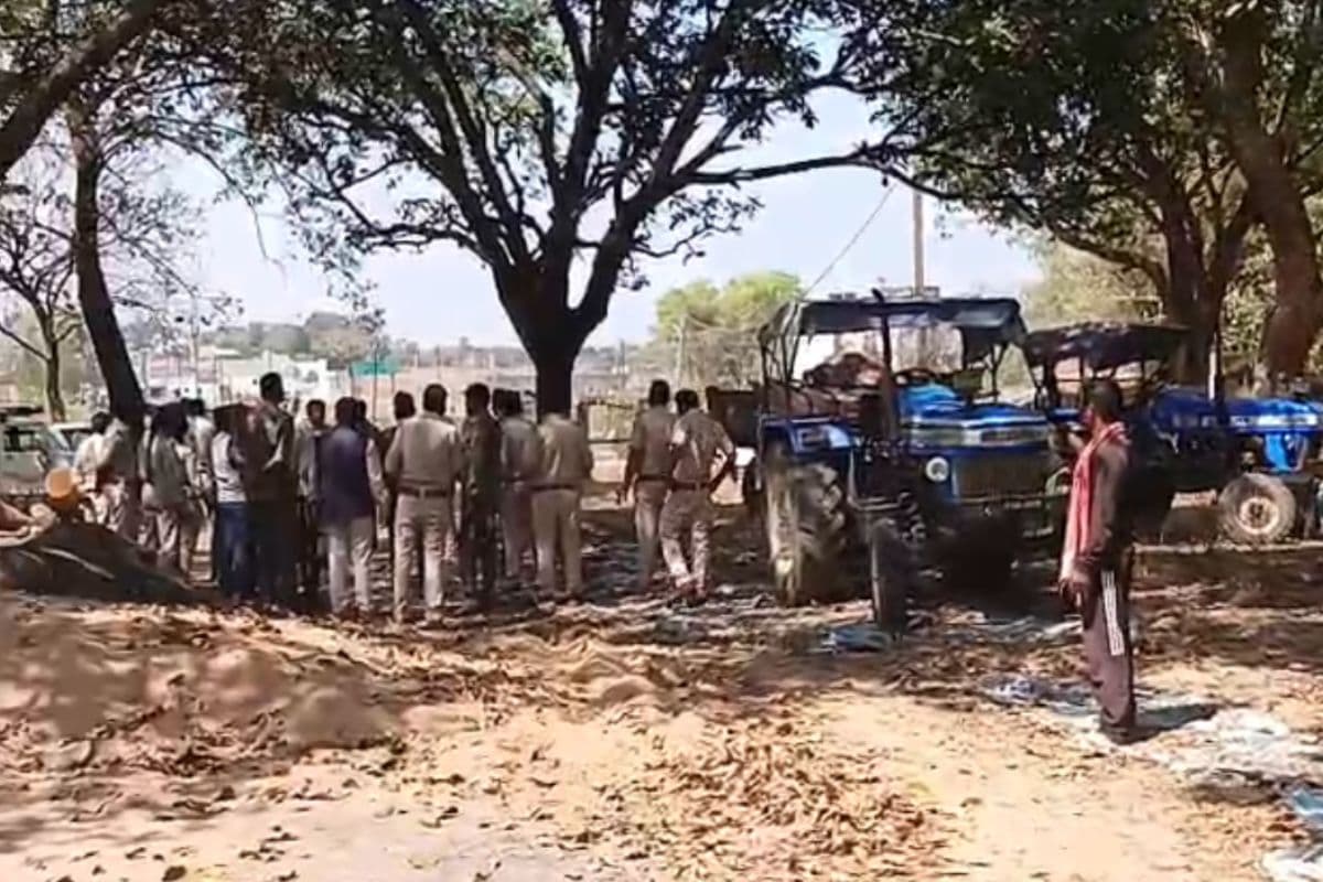 गिरिडीह अवैध आरा मिल में वन विभाग की छापेमारी, भारी मात्रा में लकड़ी बरामद