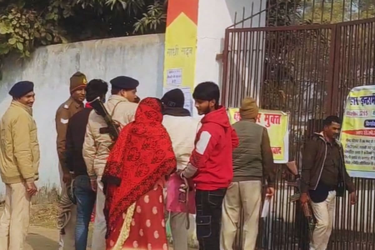 हथकड़ी में इंटर की परीक्षा देने पहुंचे दो छात्र, बिहार बोर्ड परीक्षा के पहले दिन दिखा हैरान करने वाला नजारा