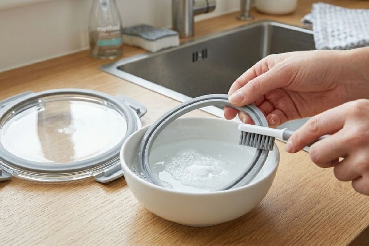 अब आसानी से साफ होगी टिफिन की रबर, अपनाएं ये टिप्स