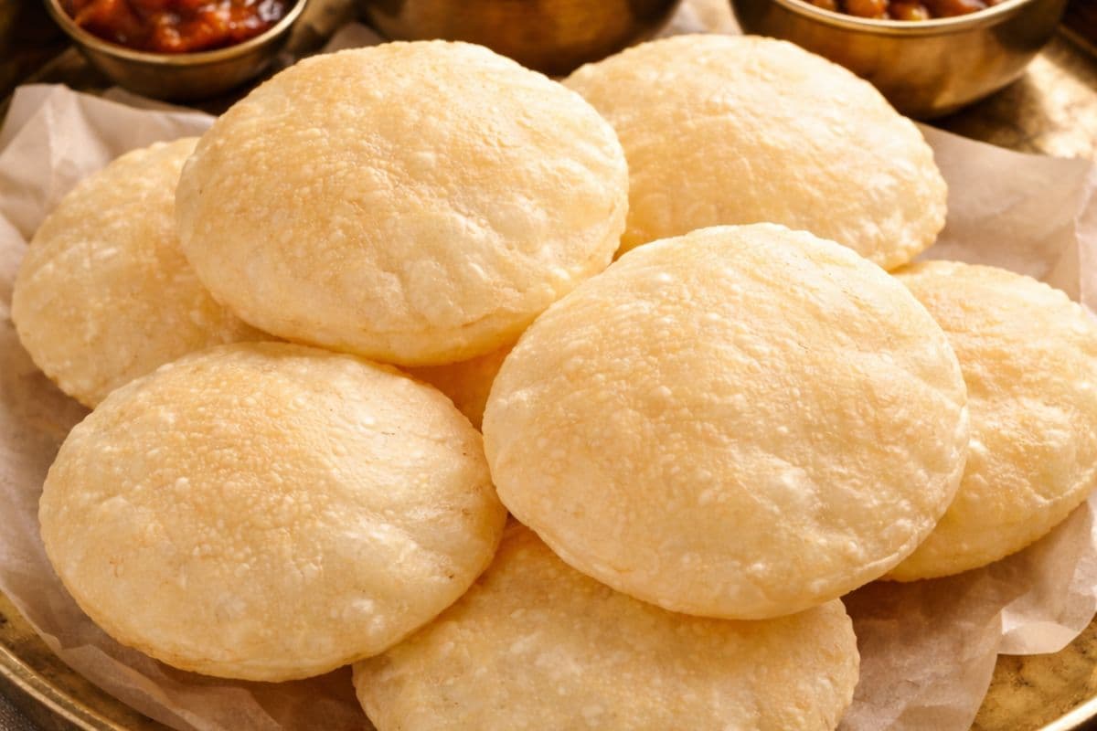 स्टेप-बाय-स्टेप घर पर ऐसे तैयार करें बंगाल की फेमस लुची