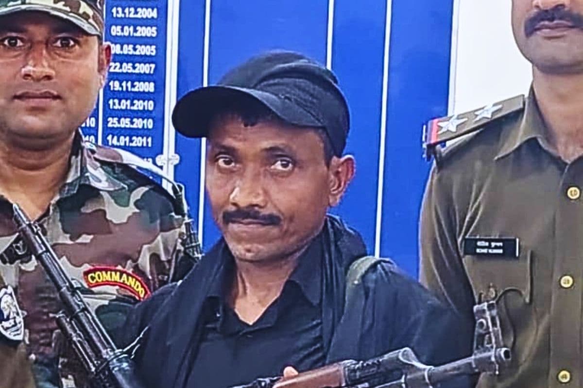 बिहार में तीन लाख का इनामी नक्सली सुरेश कोड़ा ने किया सरेंडर, SSB जवान की हत्या समेत कई मामलों में है आरोपी