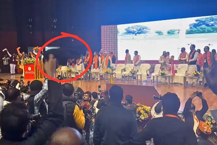 उत्साह इतना कि भूल गया समर्थक कपड़े का रंग, नितिन नवीन के स्वागत में लहरा दिया अपना काला गमछा