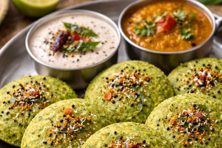 नाश्ते में चाहिए कुछ नया, तो ट्राई करें ये सॉफ्ट हरी इडली