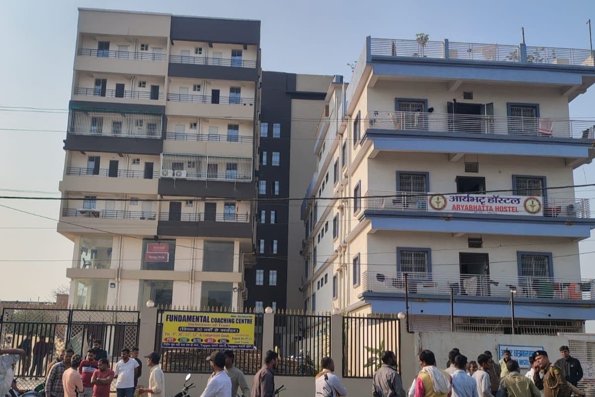 पटना में कोचिंग की छत से गिरकर छात्रा की मौत, CCTV में दिखे 2 लड़के, पिता बोले- हत्या हुई है